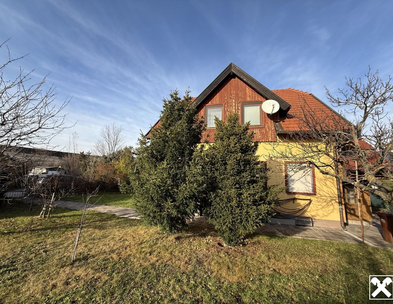 Renovierungsbedürftiges Einfamilienhaus mit idyllischem Garten in Sackgasse