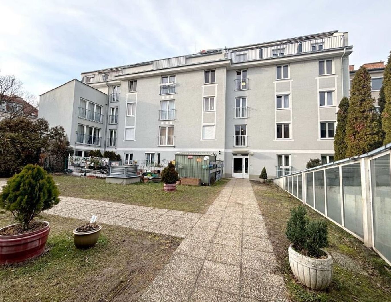 Hofseitige 3 Zimmer Erdgeschosswohnung 109m² mit Garage und Terrasse!