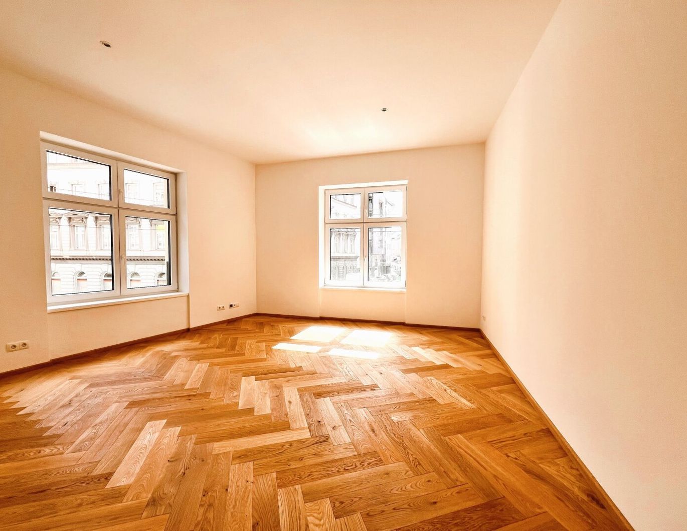 Erstbezug - Toll aufgeteilte, hochwertig sanierte 3 Zimmer Altbauwohnung plus BALKON (Top12)