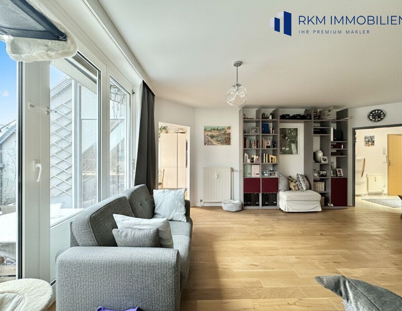 Großzügige 4-Zimmer-Dachgeschosswohnung mit Terrasse und Tiefgaragenplatz in absoluter Ruhelage nahe U-Bahn