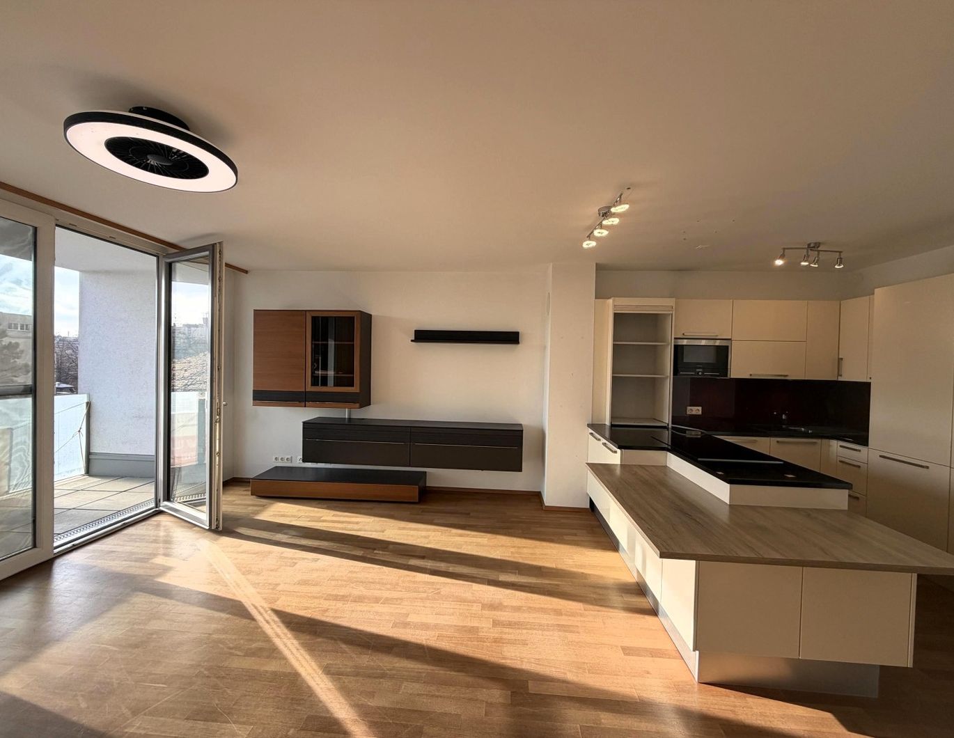 Moderne TerrWhg, inkl. Küche, Einbauten+PP // Modern terrace apt., incl. kitchen, fittings+Parking //