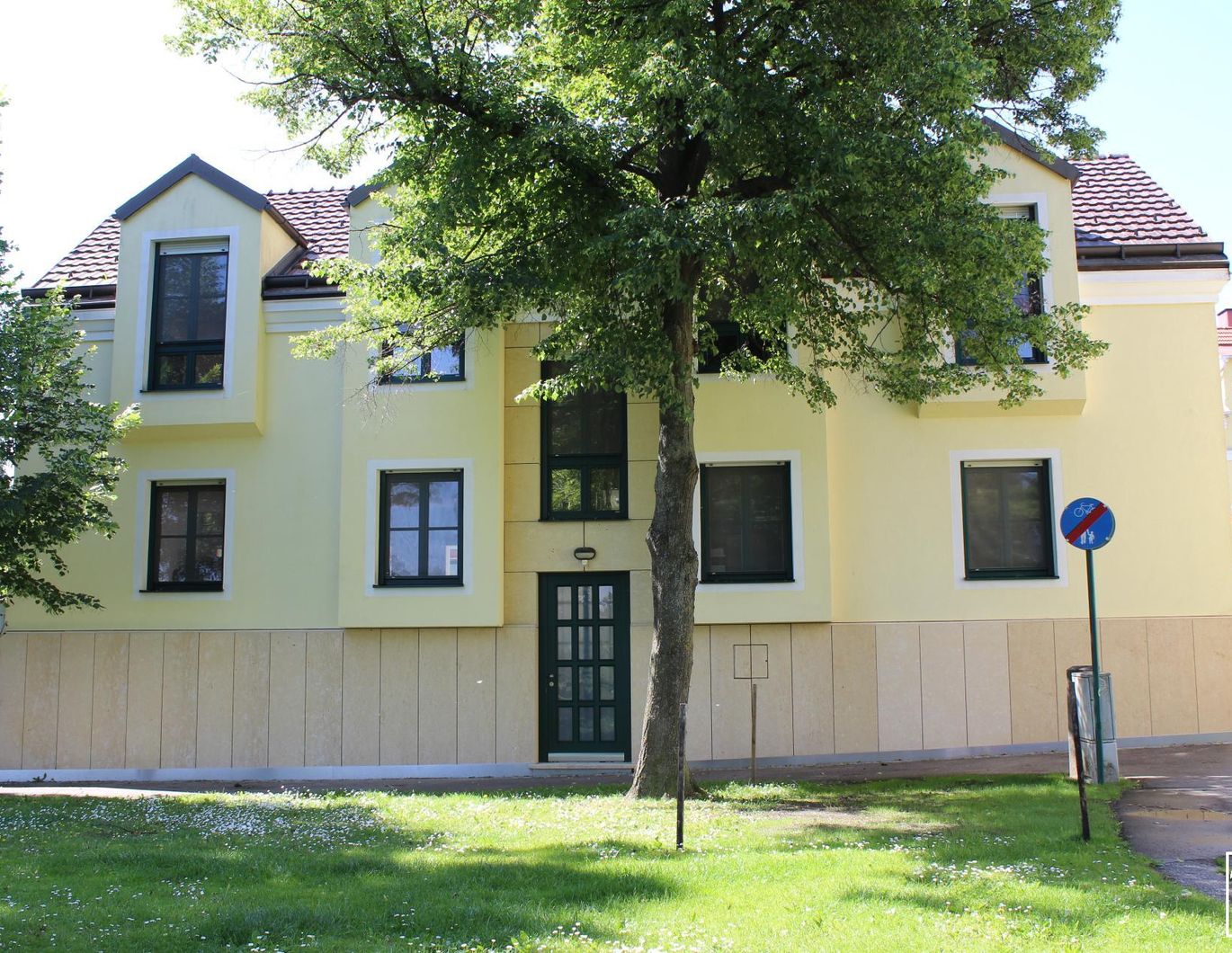 RARITÄT: PERFEKTES, MODERNES ARCHITEKTENHAUS AN DER DONAULÄNDE ALS REPRÄSENTATIVER WOHNSITZ AUF HÖCHSTEM NIVEAU MIT DONAUBLICK