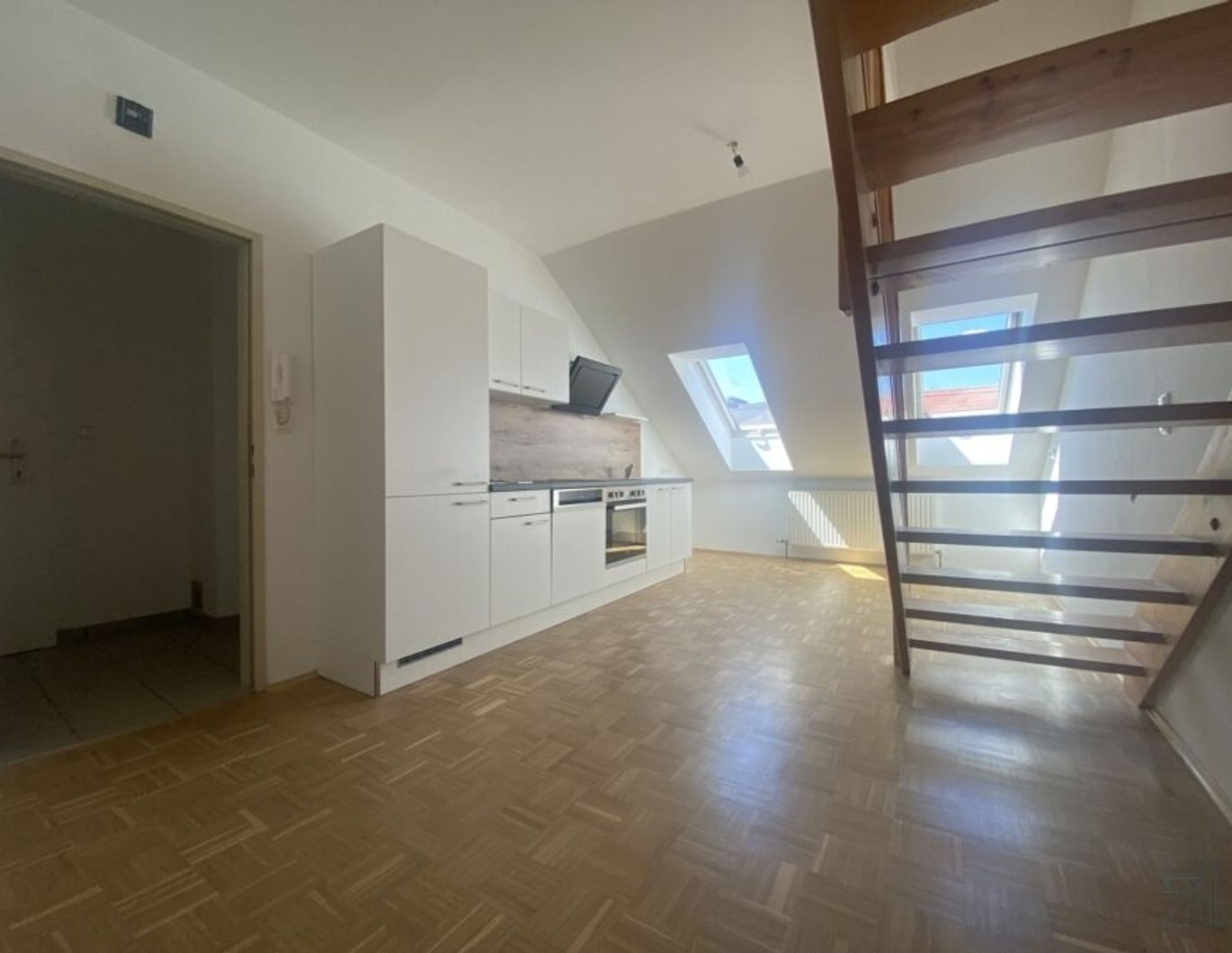 HERRLICHE Dachgeschosswohnung in toller Lage und ausgezeichneter Verkehrsanbindung
