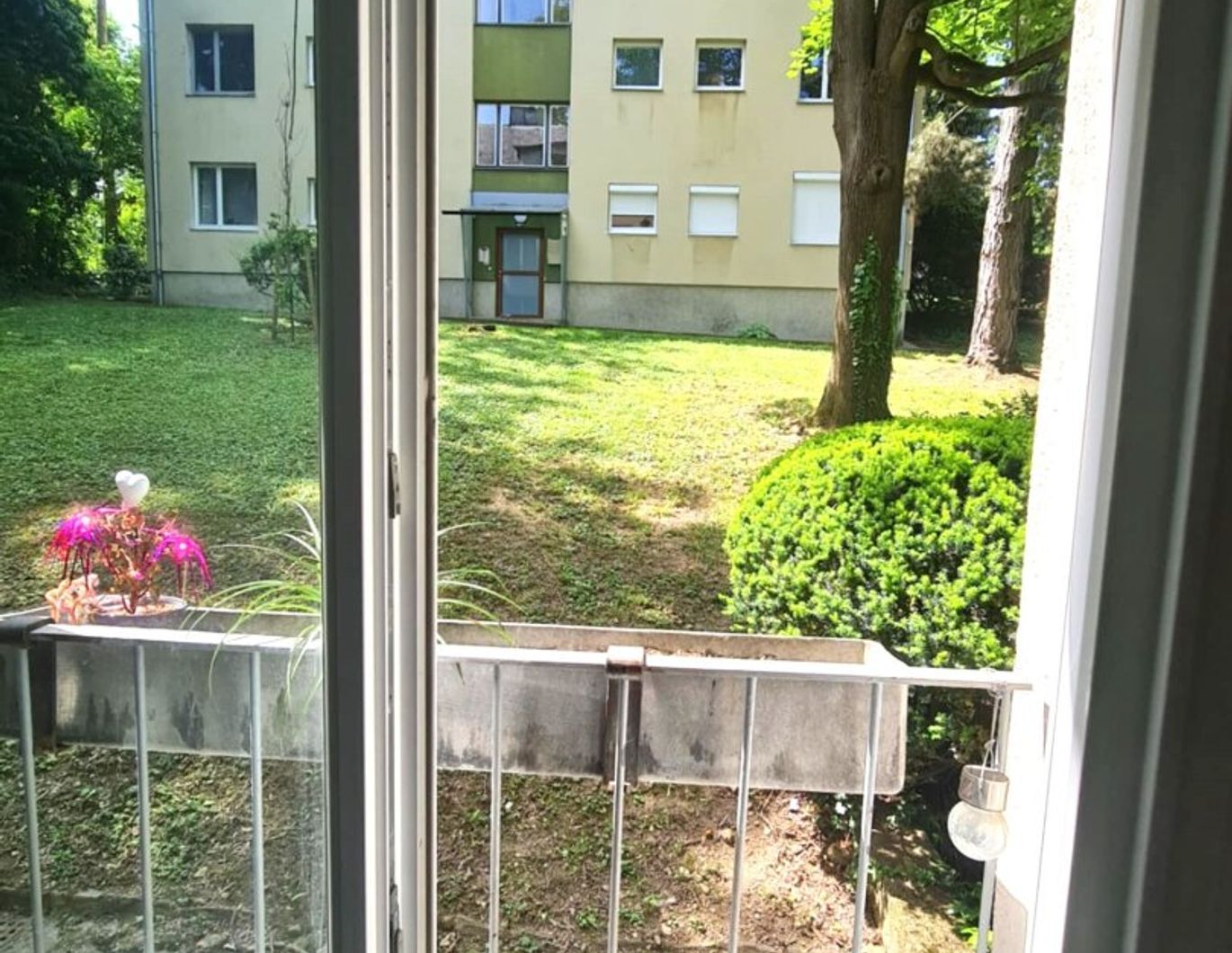 HOFSEITIGE ZWEIZIMMERWOHNUNG IN RUHIGSTER GRÜNLAGE IN DORNBACH