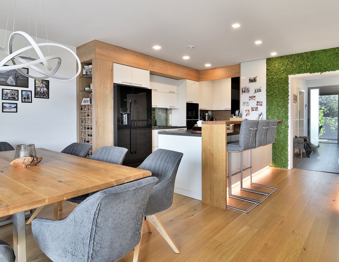 Unvergleichbar hochwertige Wohnung mit großer Loggia in sonniger Ausrichtung