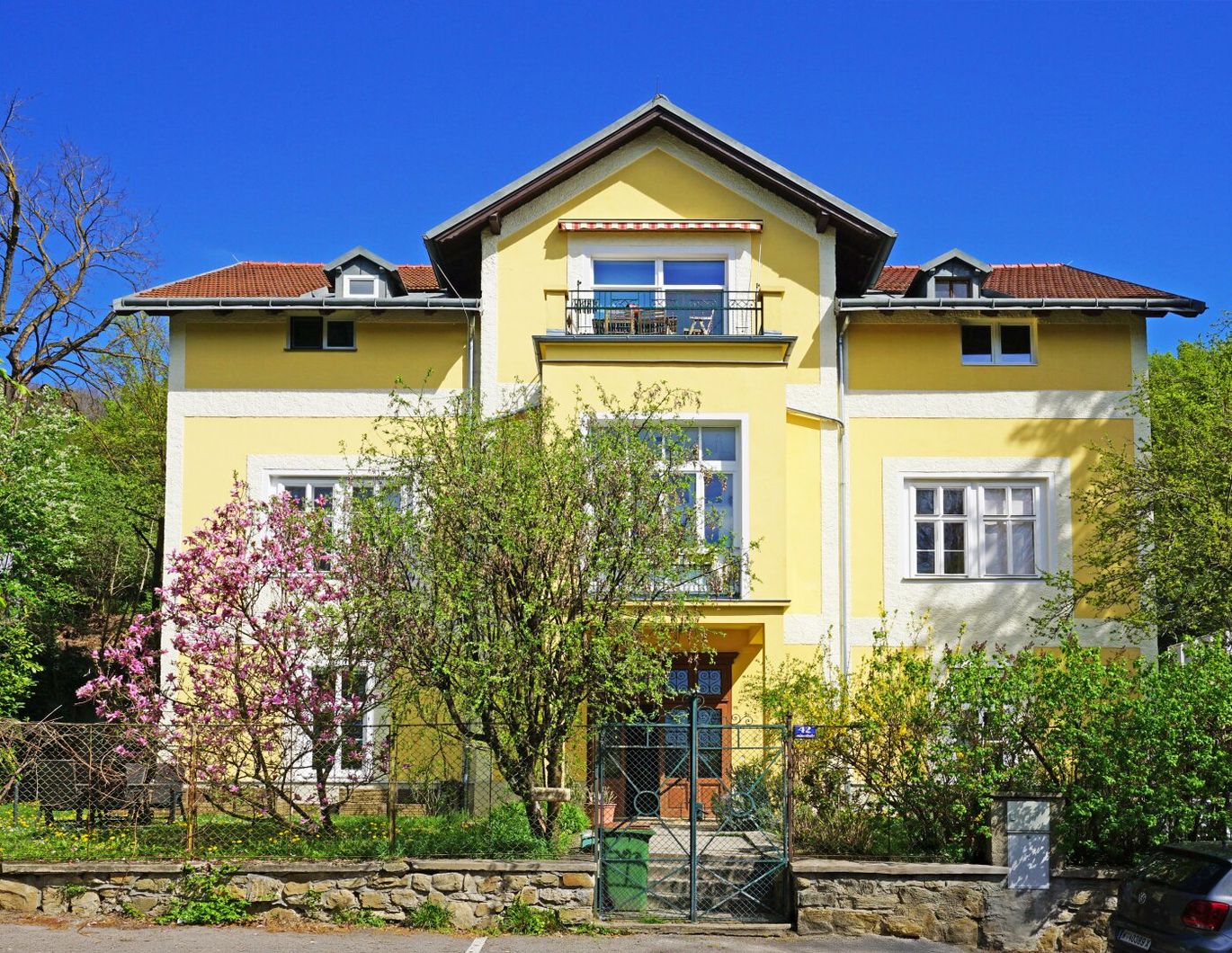 Stilvolle Wohnung mit Pool und Gartenglück - ein Zuhause wie aus einem Sommertraum