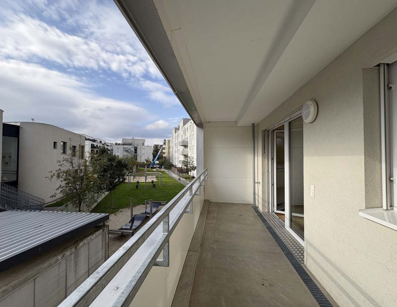 Q11 Leben in Simmering -  Lichtdurchflutete Loggiawohnung mit 2 Zimmern und Deckenkühlung!