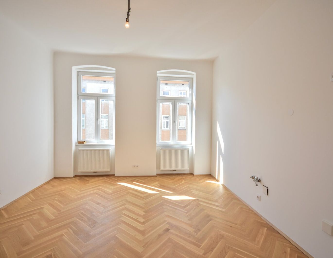 Sofort Bezugsfähig: Lichtdurchflutete, sanierte Altbauwohnung im Herzen Ottakrings