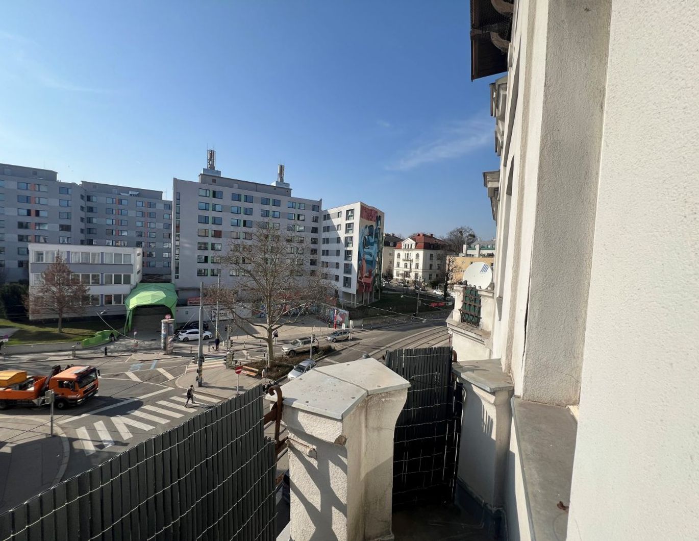 CHARMANTE 2 Zimmer ALTBAUWOHNUNG mit Balkon - Unbefristet