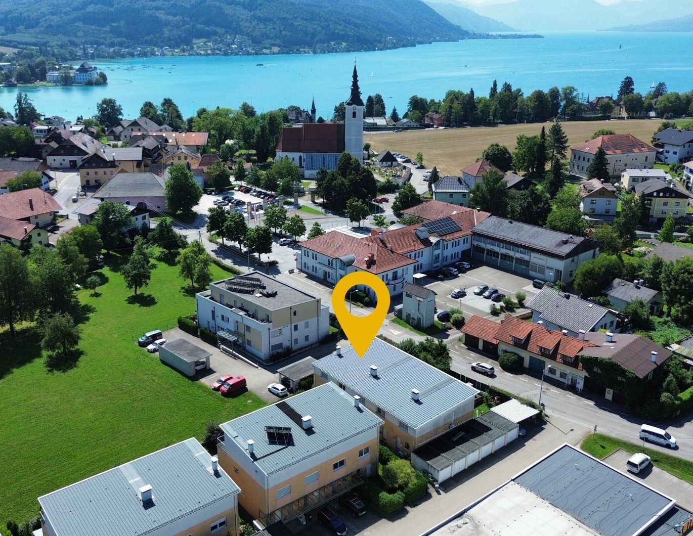 LEISTBARES ATTERSEEFEELING! Passiv-Eckreihenhaus mit sonnigem Eigengarten, geringe BK, Einzelgarage und Parkplatz im Zentrum von Seewalchen am Attersee