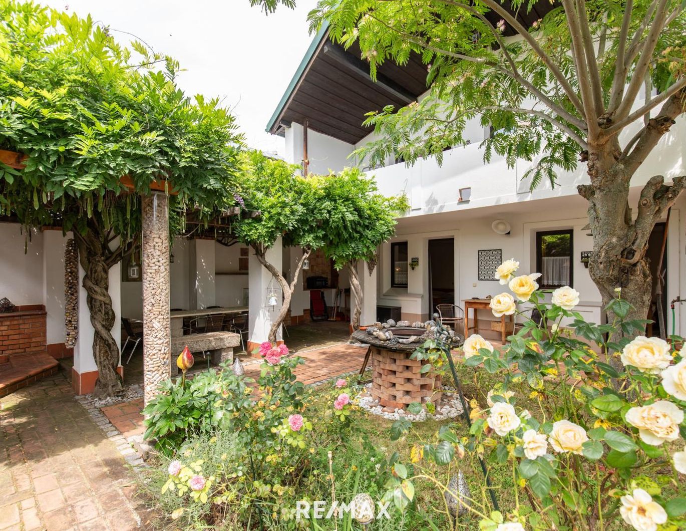 Ihr Traum vom Landleben - massives Landhaus mit Wintergarten.