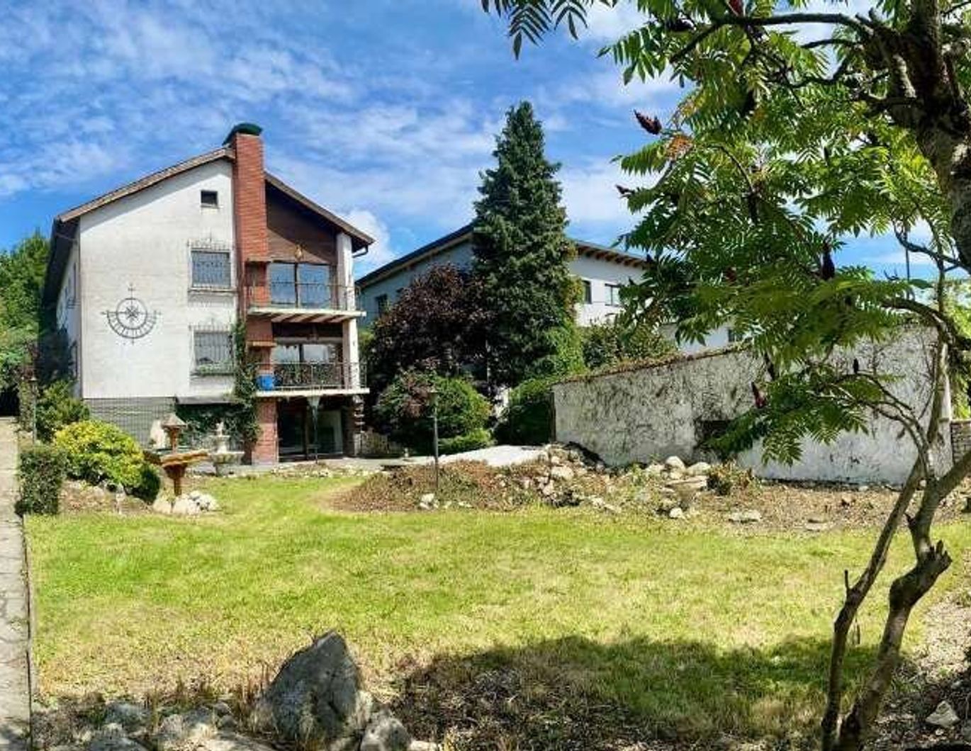 Großzügiges Familienhaus mit Pool und Garten in Toplage