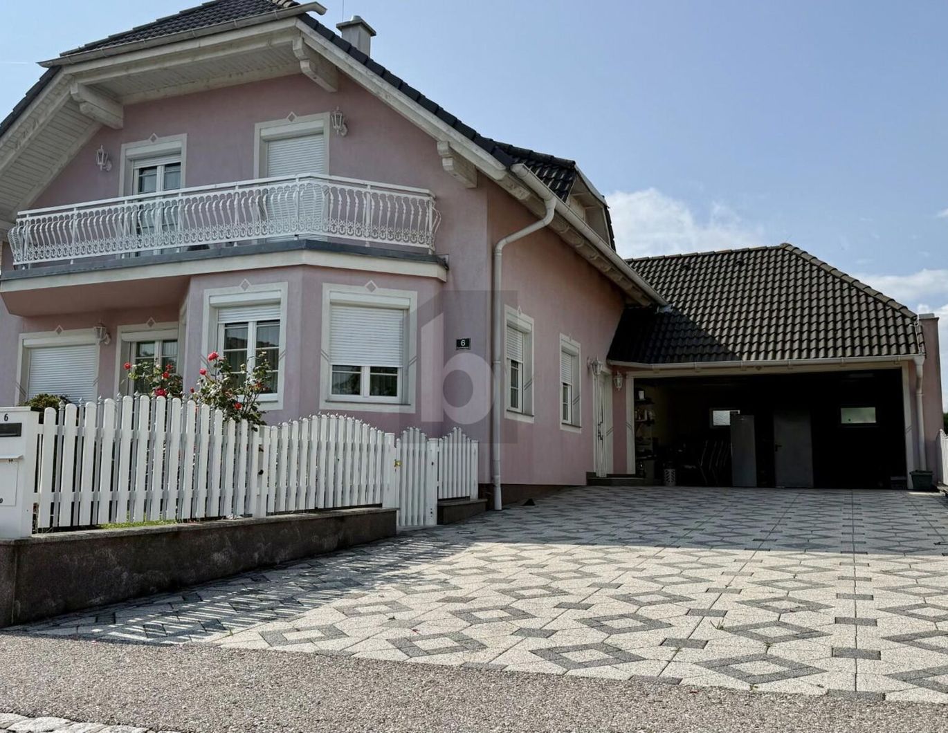 LIEBEVOLL GEPFLEGT MIT SONNIGEM SÜD-WEST GARTEN & DOPPELGARAGE