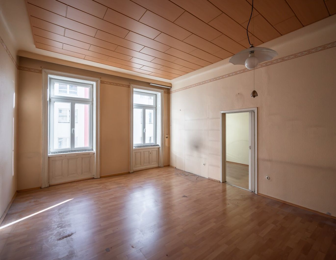 ++NEU++ 2-Zimmer Altbau-Wohnung (sanierungsbedürftig), in toller Lage