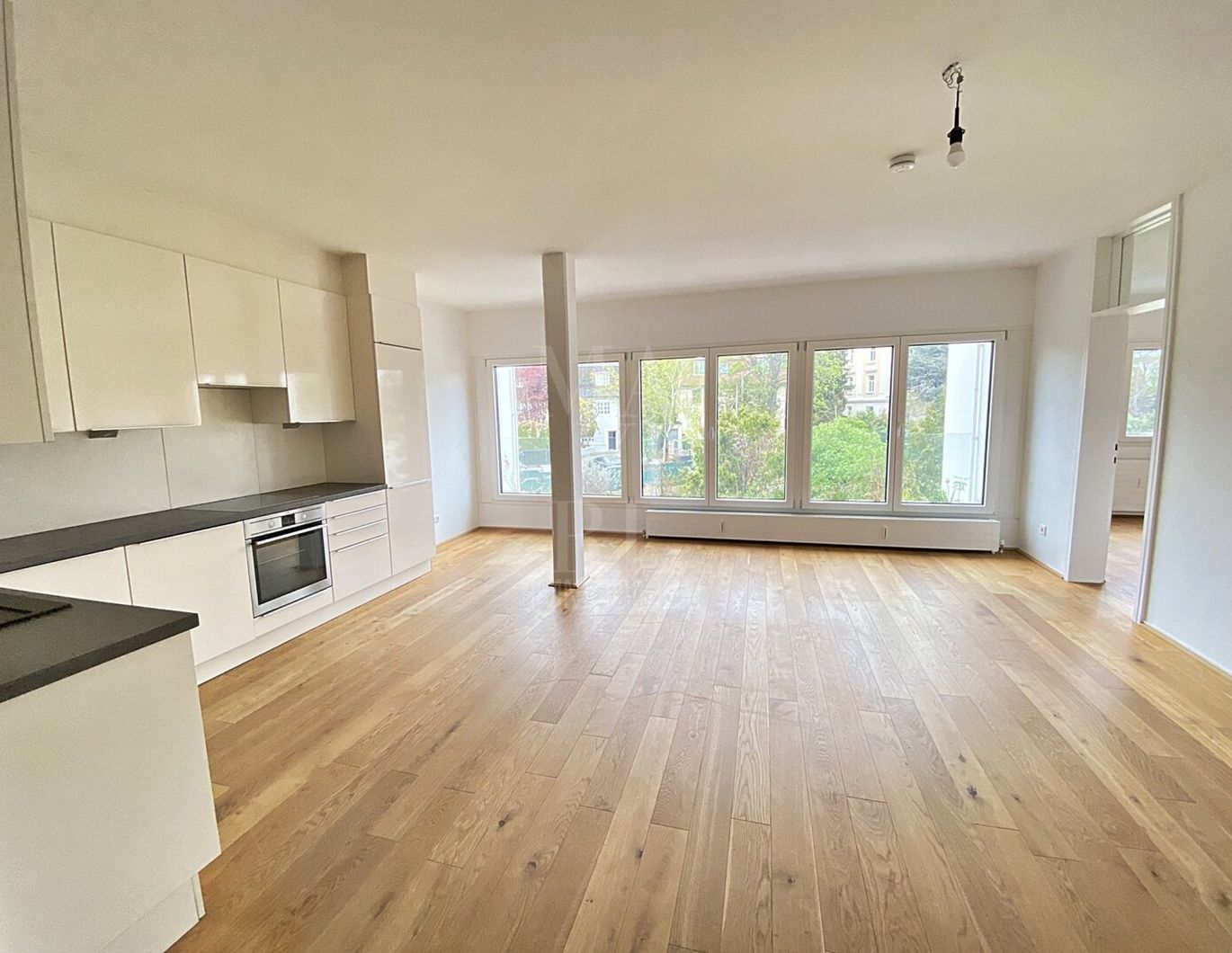 SCHÖNE, HELLE NEUBAUWOHNUNG, BLICK AUF DEN NUSSBERG, SWIMMING POOL- UND HALLENBAD MITBENÜTZUNG - GARAGENPLATZ & HEIZUNG BEREITS INKLUDIERT!