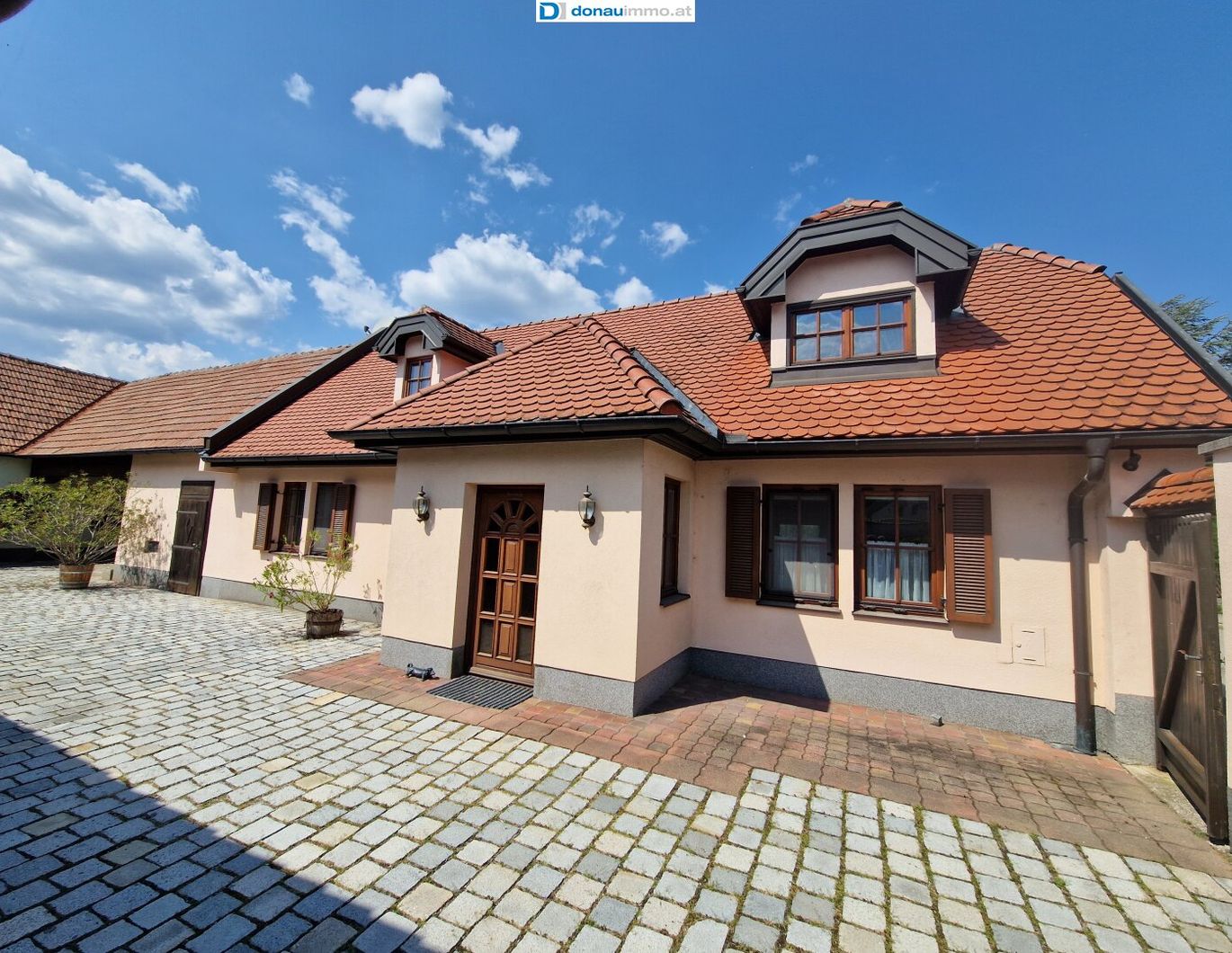 Ehemaliges Bauernhaus mit neuem Wohnbereich und großzügigen Nebengebäuden - perfekt für Pferdehaltung oder als Firmensitz