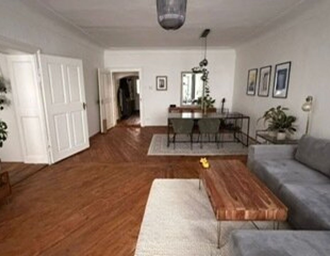 Pärchentraum: Ruhige, stilvolle und zentral gelegene Altbauschönheit auf 92,34m². Wunderschöner alter Holzboden, schöne moderne Küche, liebevoll sanierte Türen mit alten Beschlägen, hell und freundlich mit Balkonmitbenützung