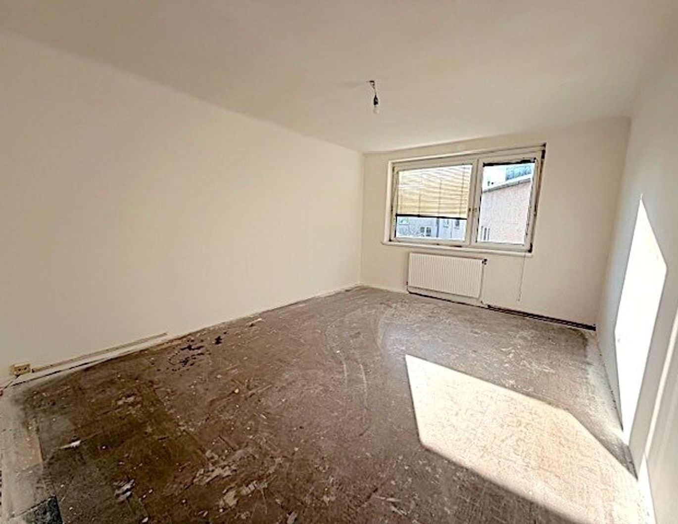 PROVISIONSFREI VOM EIGENTÜMER! UNSANIERTE 2-ZIMMER WOHNUNG BEIM COLOSSEUM21!