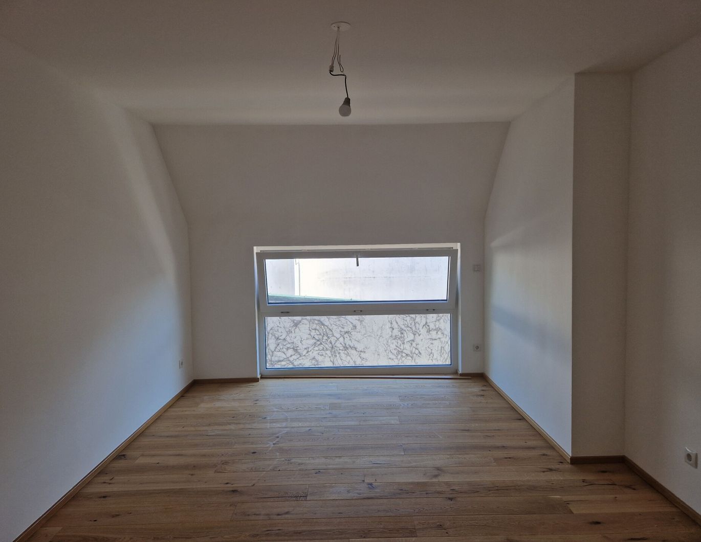 TRAUMHAFTE DACHGESCHOSSWOHNUNG MIT HERRLICHER TERRASSE - ÜBERGABE ERFOLGT BEZIEHBAR UND SCHLÜSSELFERTIG