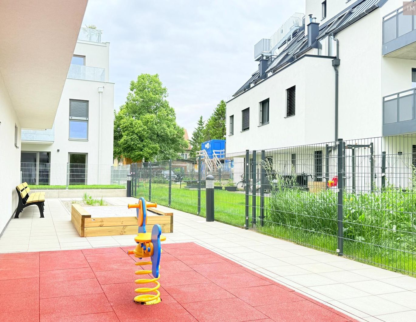Wunderschöne Randlage in ESSLING/ Schafflerhofstrasse/ Höchster Wohnkomfort auf 1,5 Zimmer mit Balkon, Stellplatz sogar erwünscht!!