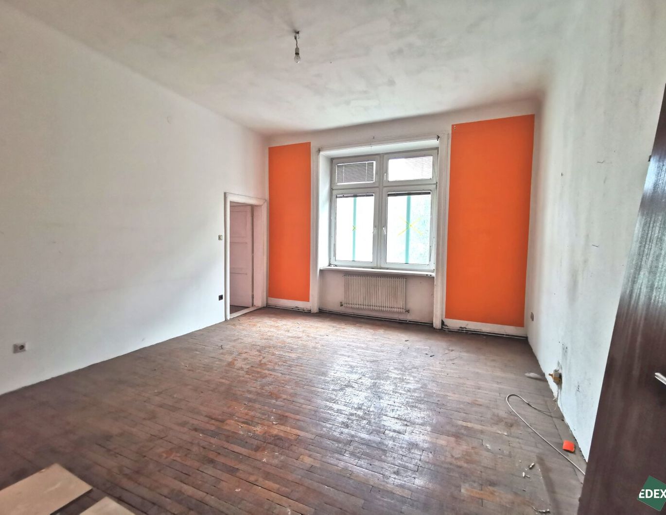 Sanierungsbedürftige Drei-Zimmer-Wohnung direkt an der U3