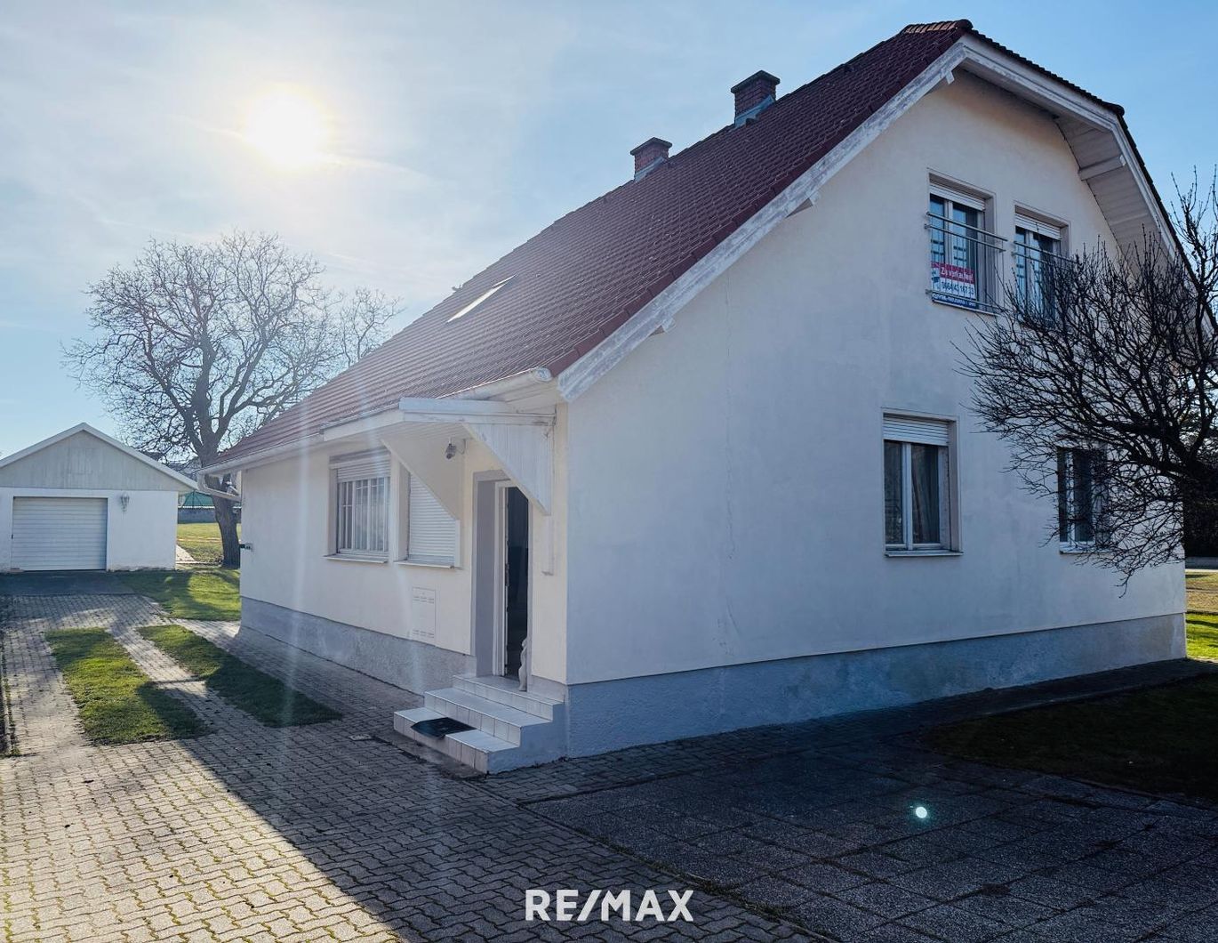 Kreative Villa mit Wintergarten und Nebengebäude