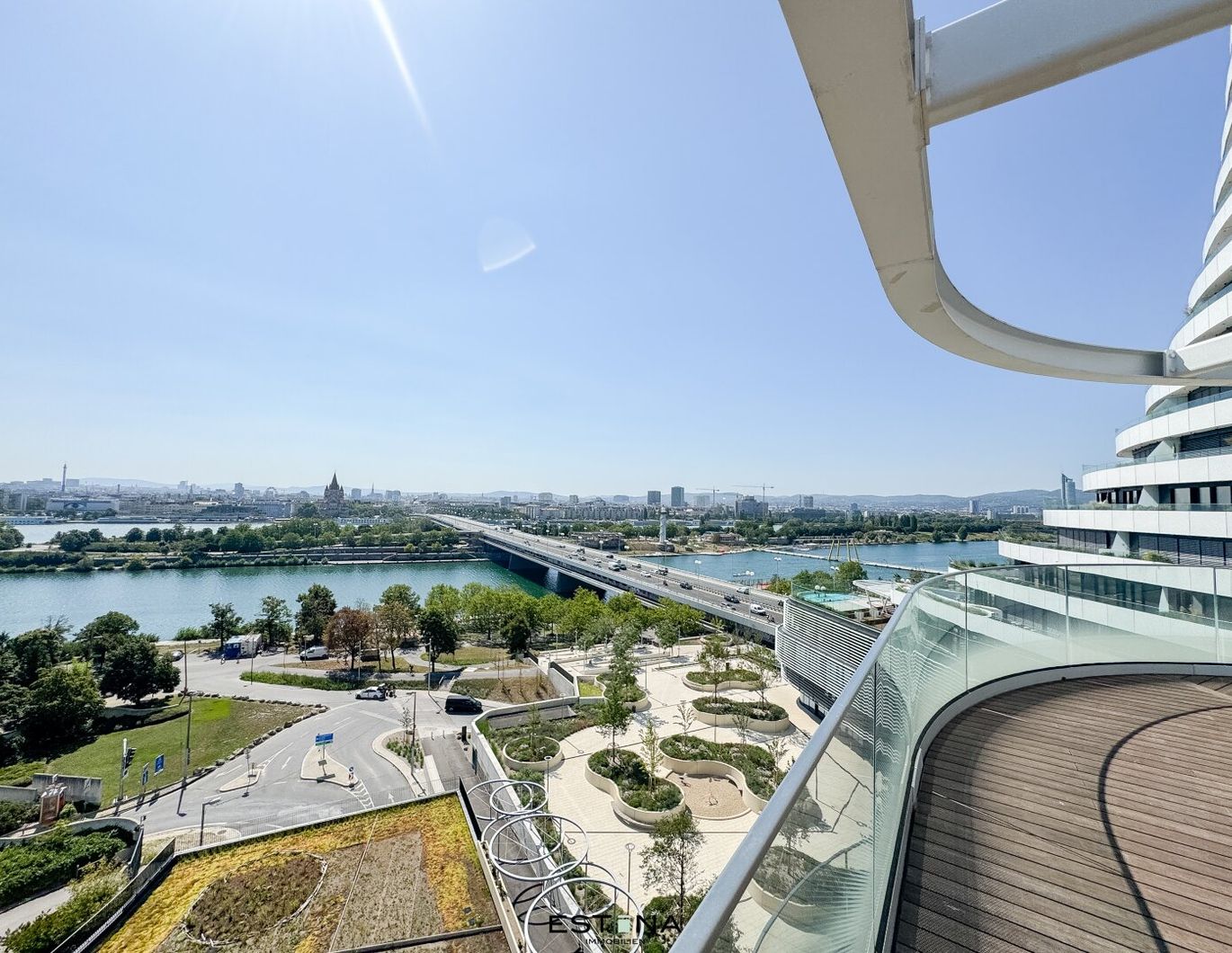 Helle Dachgeschosswohnung mit Panoramablick auf die Donauinsel