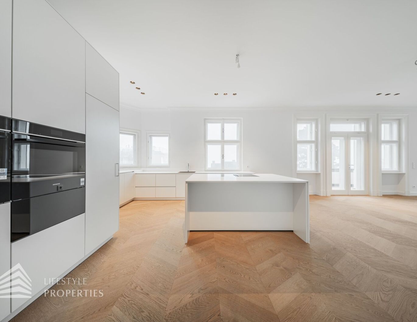 Großzügige Altbau-Residenz mit Balkon, Loggia & drei En-Suite-Bädern