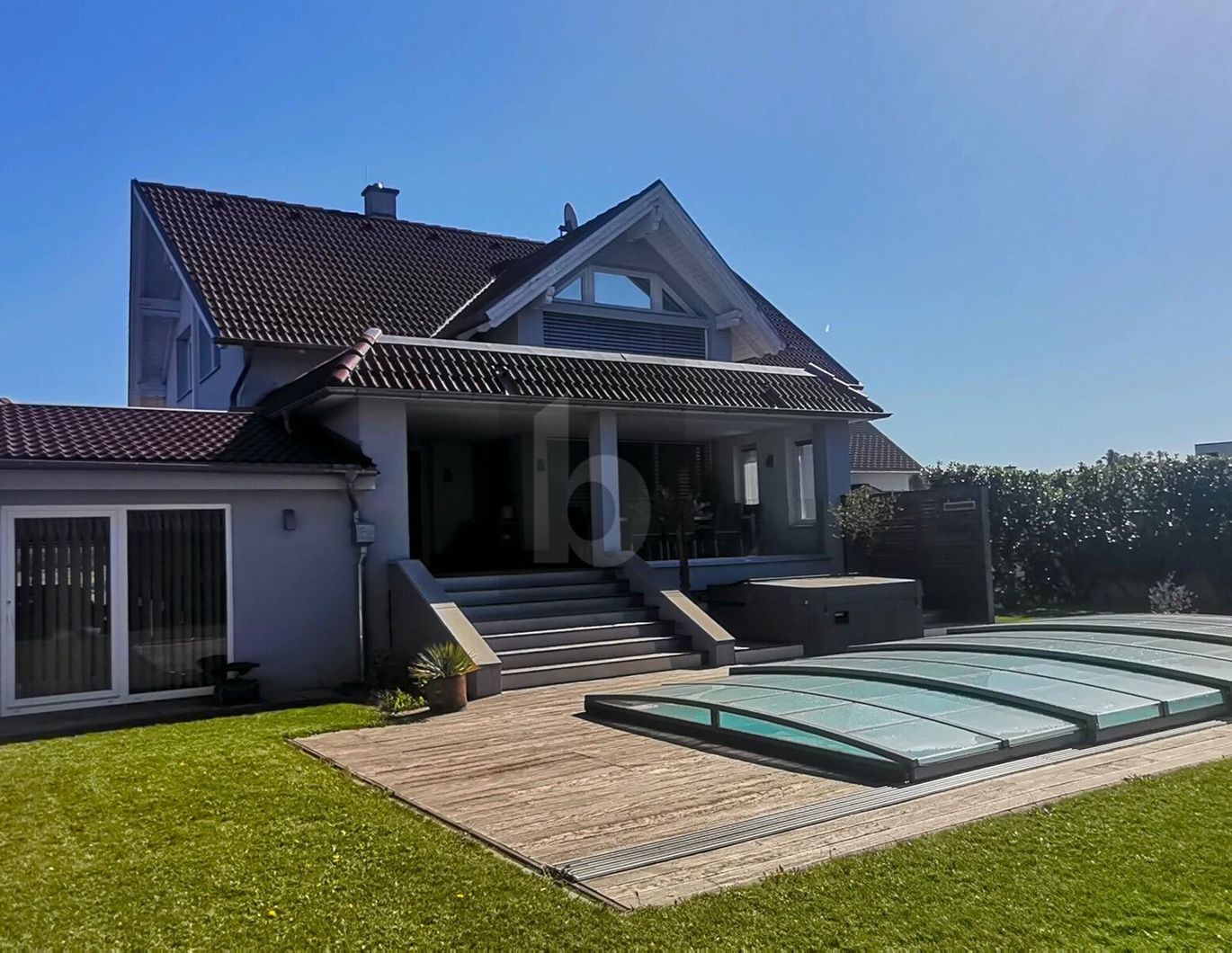 MODERNE ELEGANZ - GROSSZÜGIGER FAMILIENHIT MIT POOL UND POOLHAUS