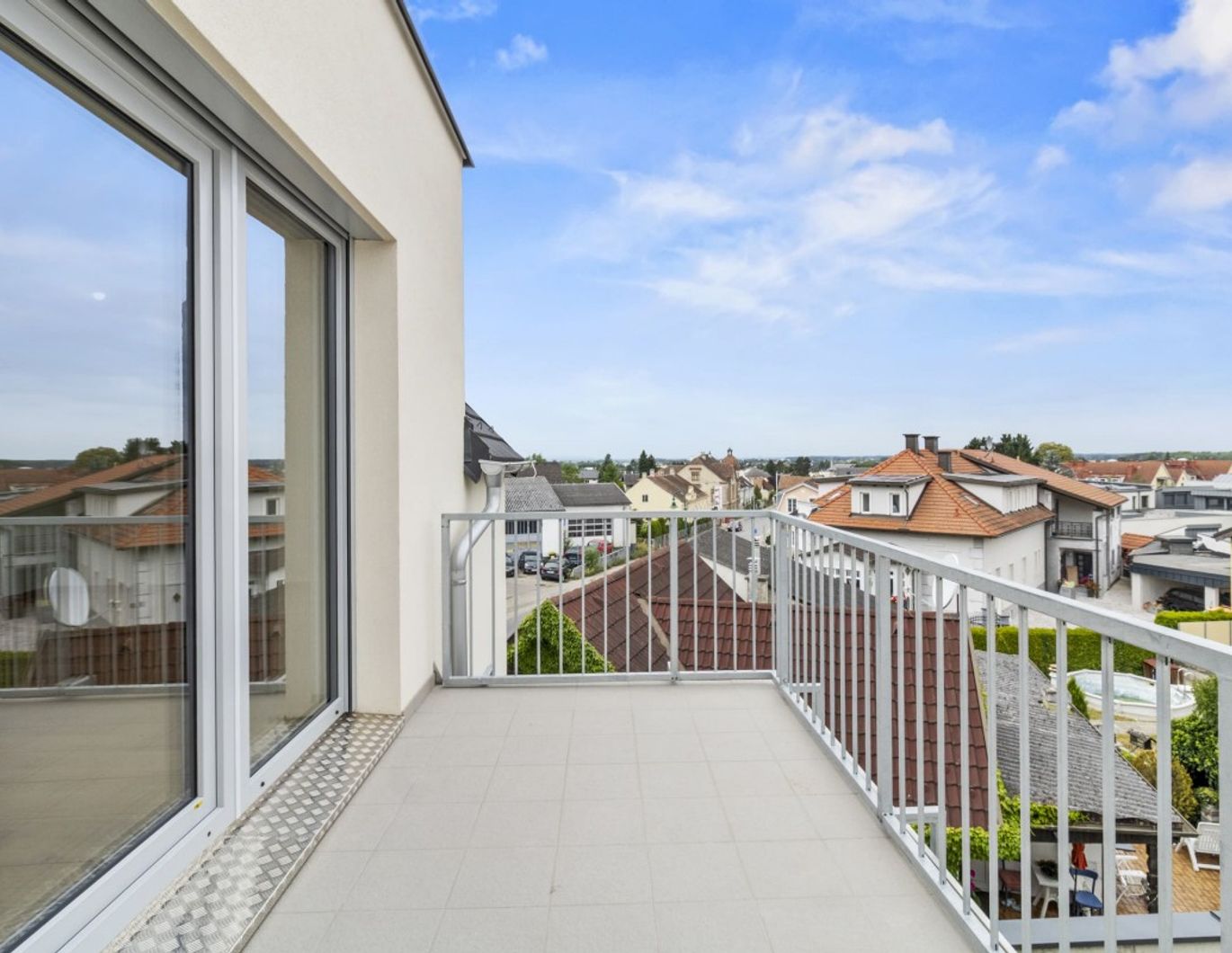 ++ TRAUMHAFT ++ VIER Zimmer mit BALKON