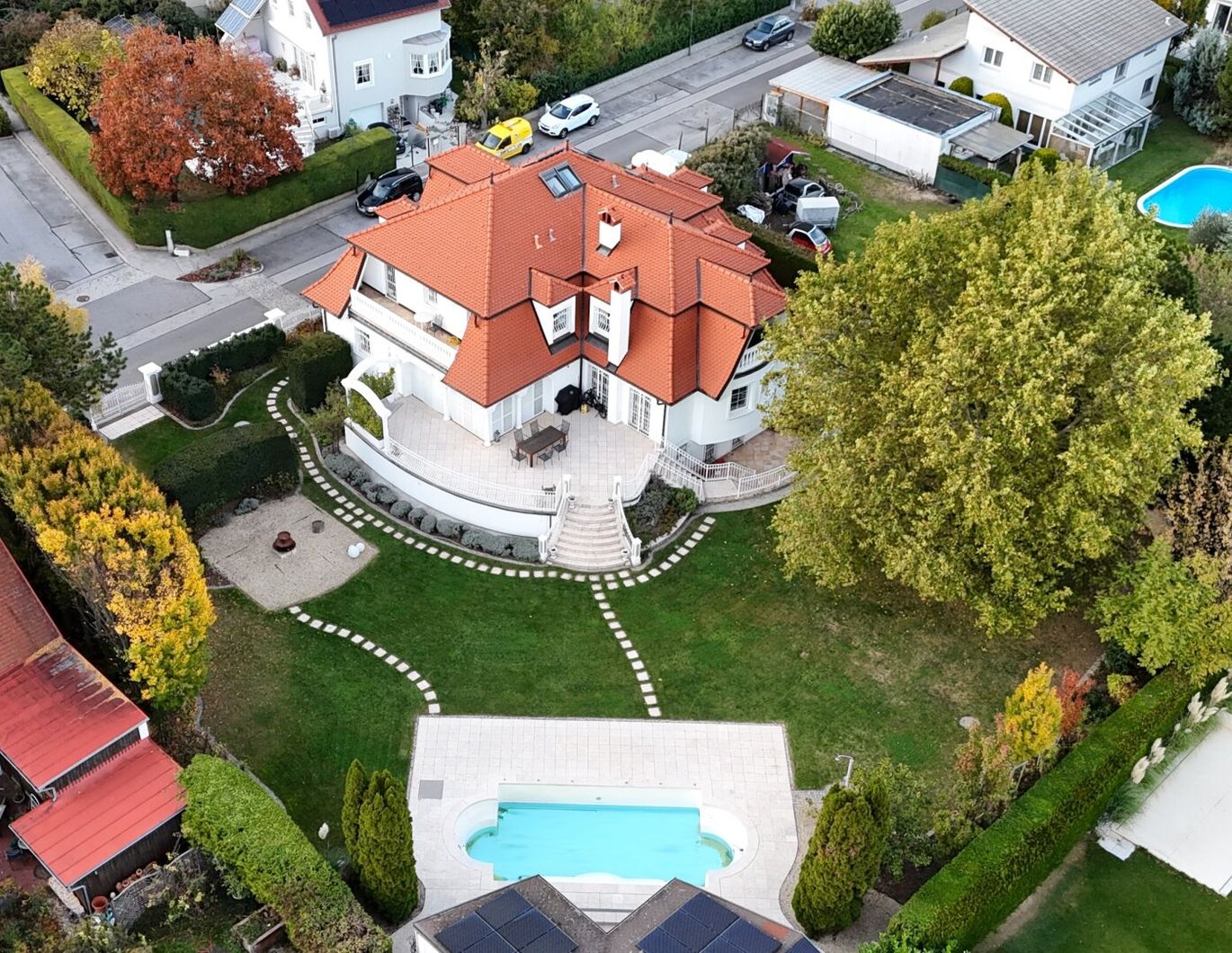 Traumhafte Villa mit historischem Flair, großem Garten, Pool, Sauna & und vielem mehr!