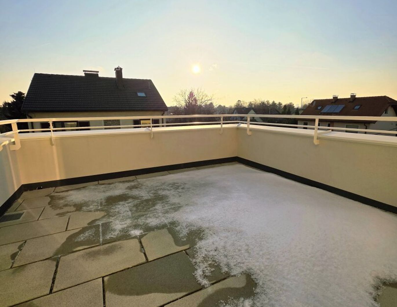 Viel Licht - Zwei Zimmer - Große Terrasse! Ideale Kleinwohnung mit dem extra WOW! Klimaaktiv Bronze! Ruhige Seitengasse + Luftwärmepumpe und Solaranlage + Perfekte Raumaufteilung + Garage!