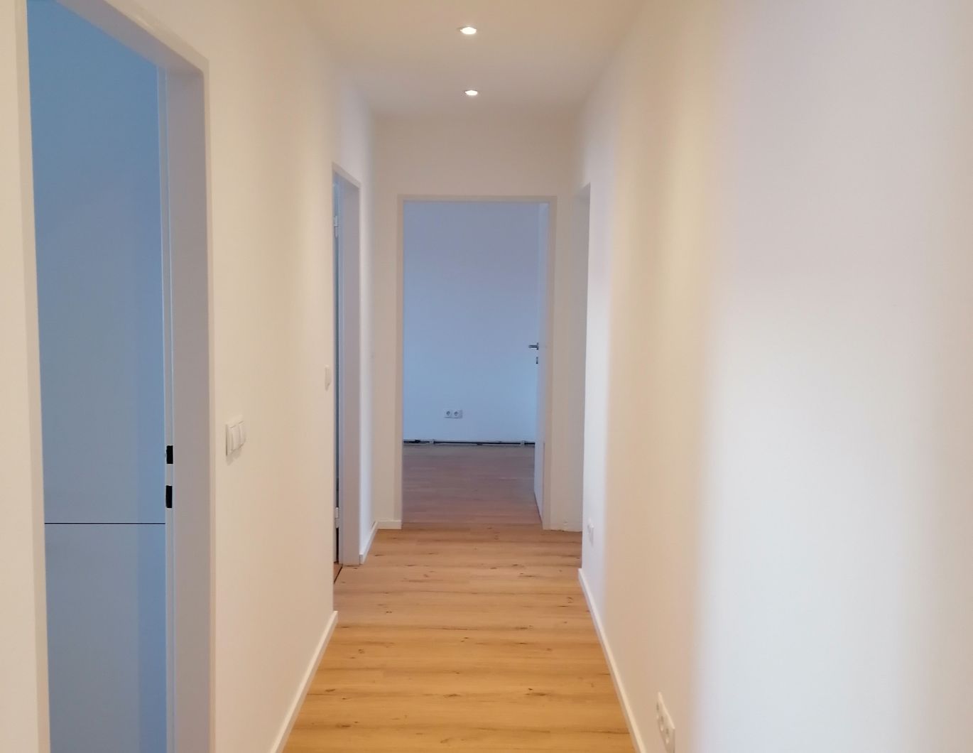 Schöne neu renovierte 3 Zimmer Wohnung mit großem Balkon