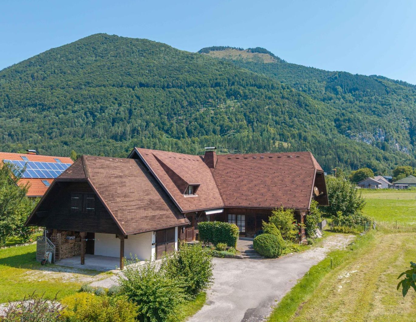 SONNIG WOHNEN im HOLZBLOCKHAUS mit schönen AUSBLICKEN - GROSSES BAUGRUNDSTÜCK am Ortsrand!