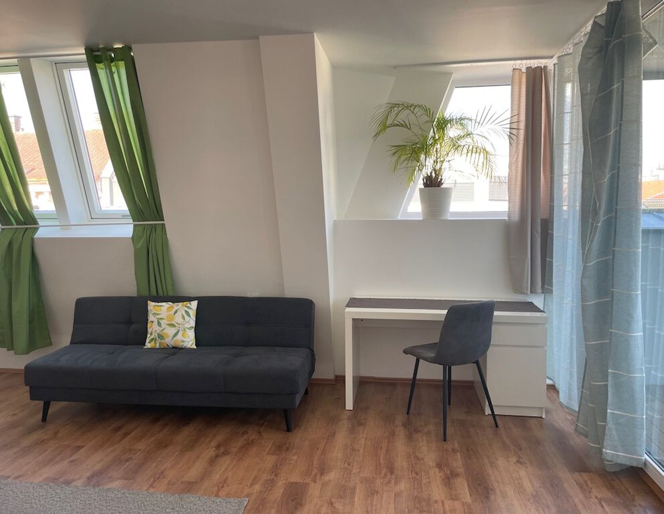 Neubau-Apartment mit Loggia in repräsentativen Gründerzeithaus
