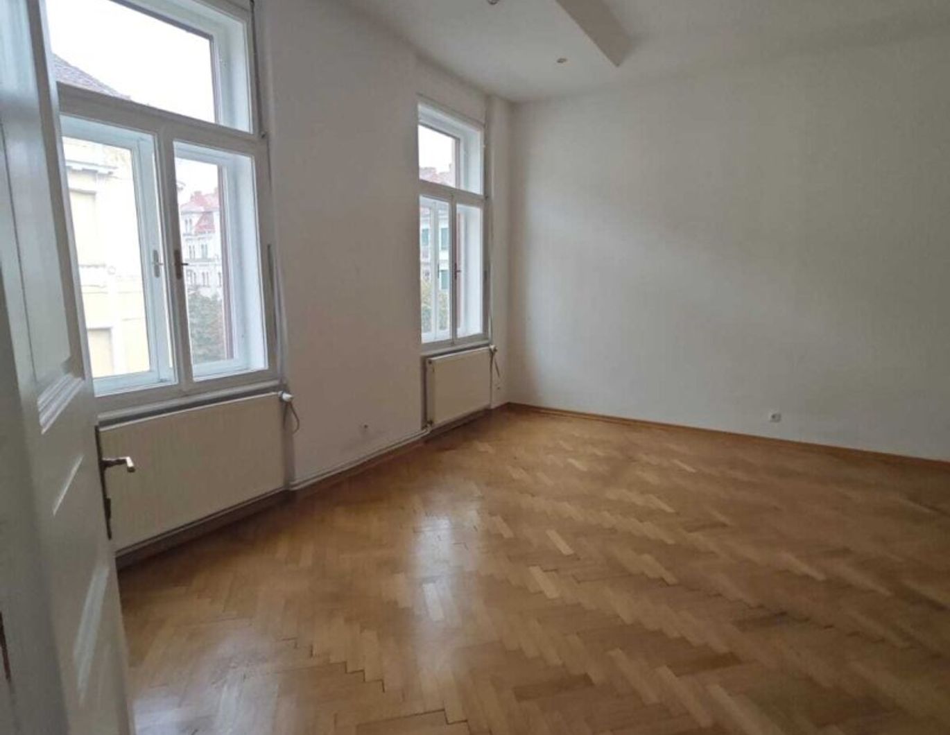 Graz - Am Fuße des Ruckerlbergs: Stilvolle Altbauwohnung mit zeitgemäßem Flair und ruhigen Innenhofbalkon!