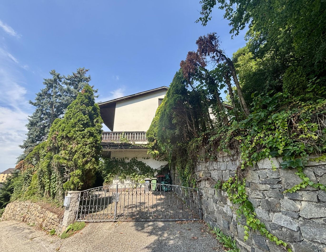 Wohnhaus mit großem Grundstück, Garagen und Schlossblick - sanierungsbedürftig!