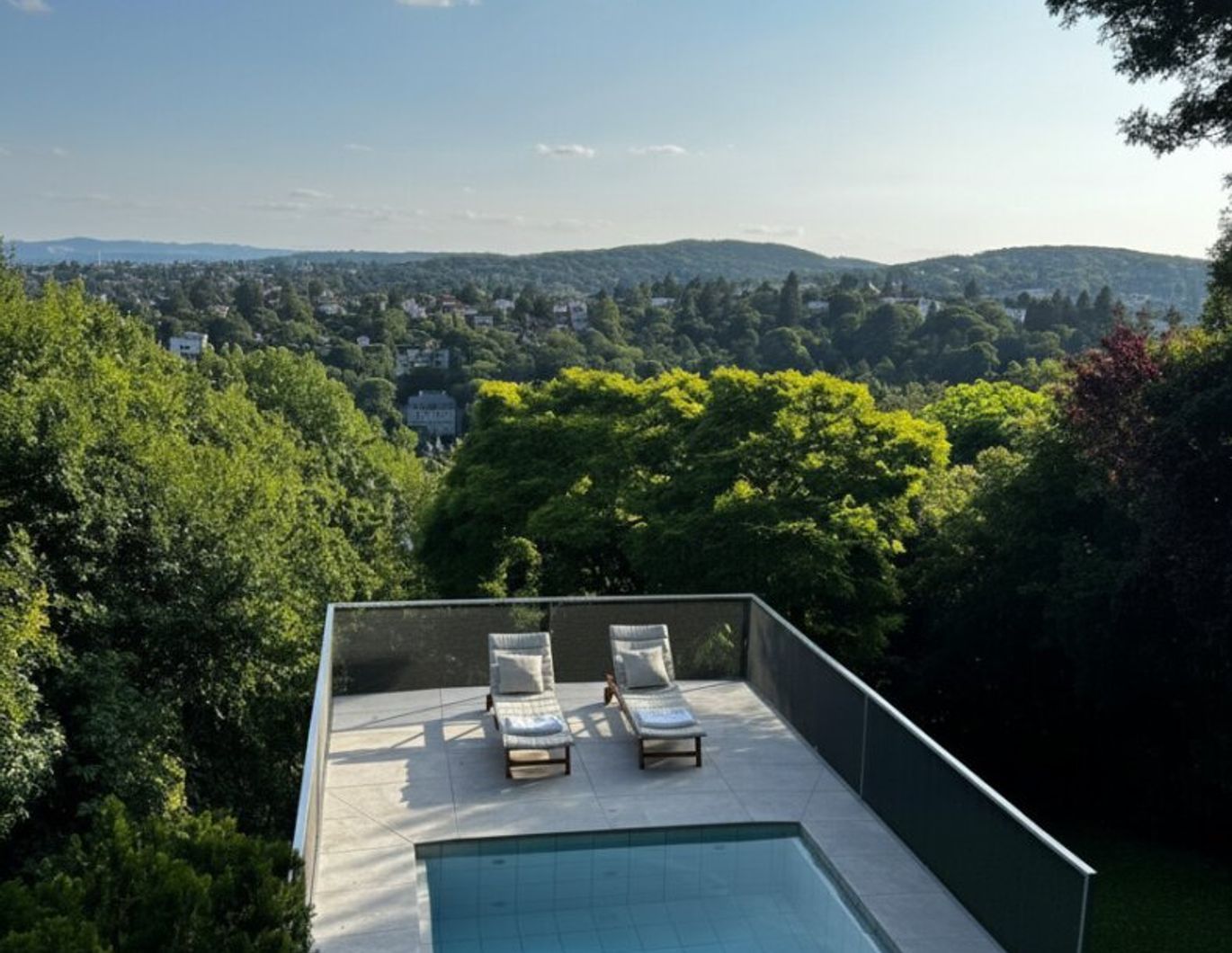 Wohngenuss mit Traumfernblick: Teilmöblierte Traumvilla mit Outdoorpool, Garten, Sauna, Jacuzzi Indoor, Tischtennistisch, etc.