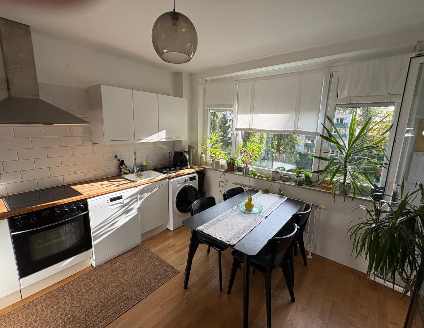 Provisionsfrei und privat: Geräumige, helle Wohnung mit 3 getrennt begehbaren Zimmern