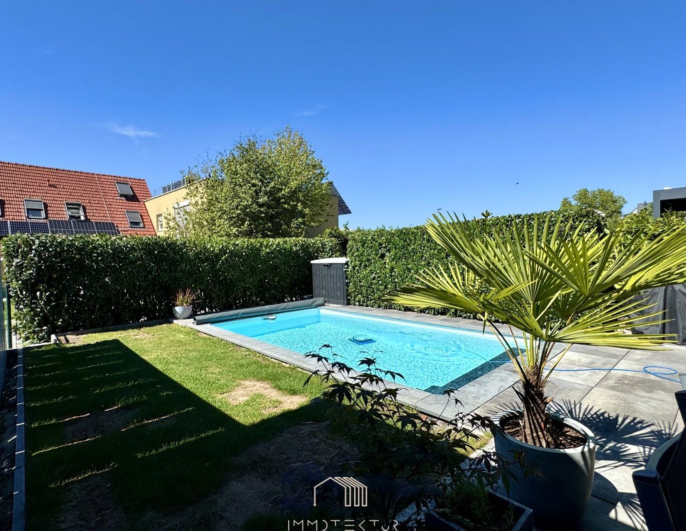 WOHLFÜHLEN: Vollunterkellertes Eckreihenhaus mit Pool & perfekter Familienlage