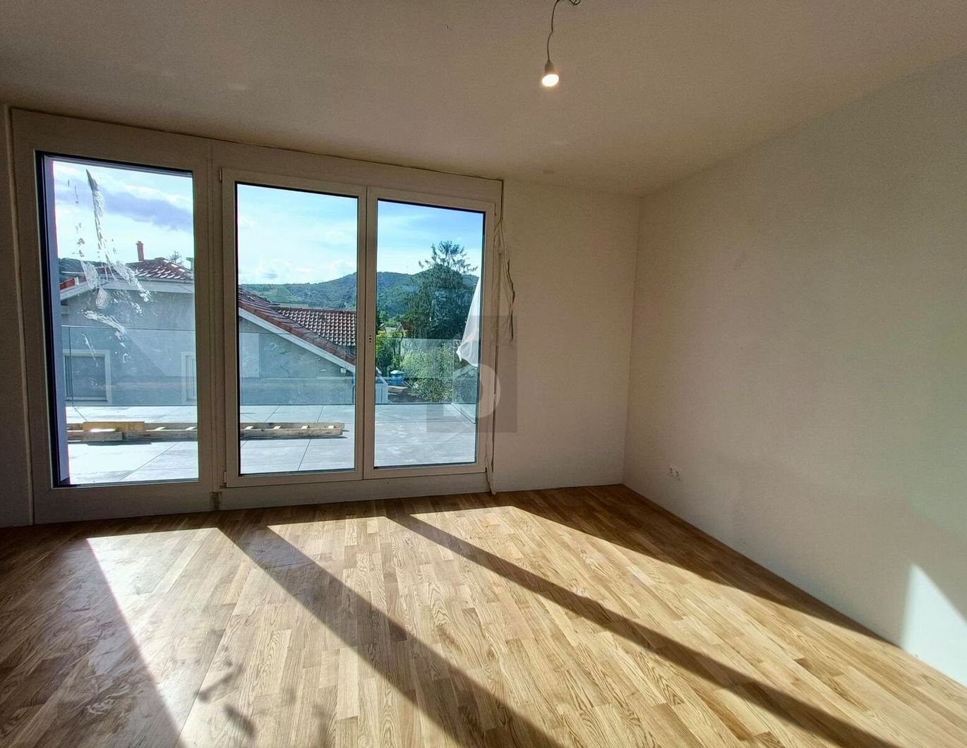 HOCHWERTIGER NEUBAU MIT GARTEN, ZWEI TERRASSEN & PANORAMABLICK RICHTUNG KAHLENBERG