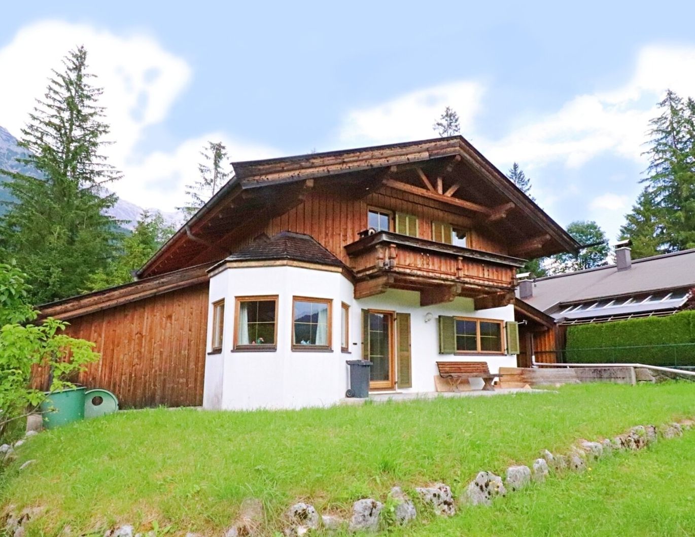 Traditioneller Tiroler Holzhaus-Charme mit Panoramablick