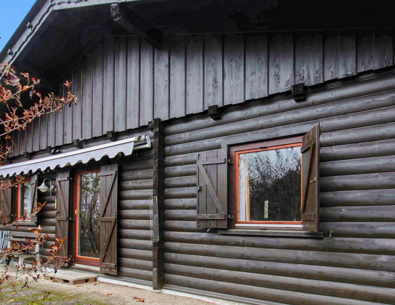 Sommer trifft Freizeitgenuss, fußläufig zum Strandband am Klopeinersee, Holzblockhaus winterfest