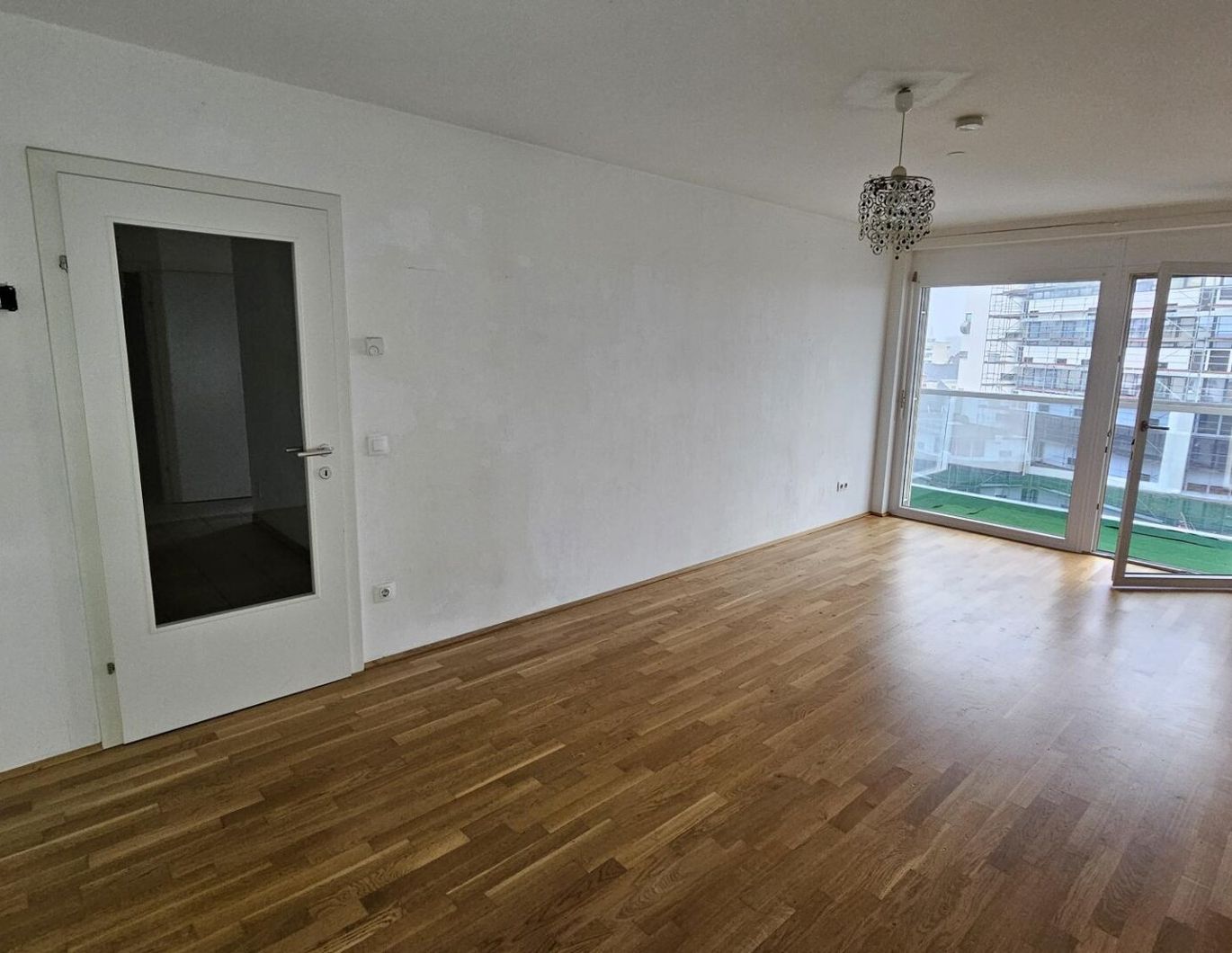 3 Zimmerwohnung mit verglaster Loggia und Einbauküche - Unbefristeter Mietvertrag