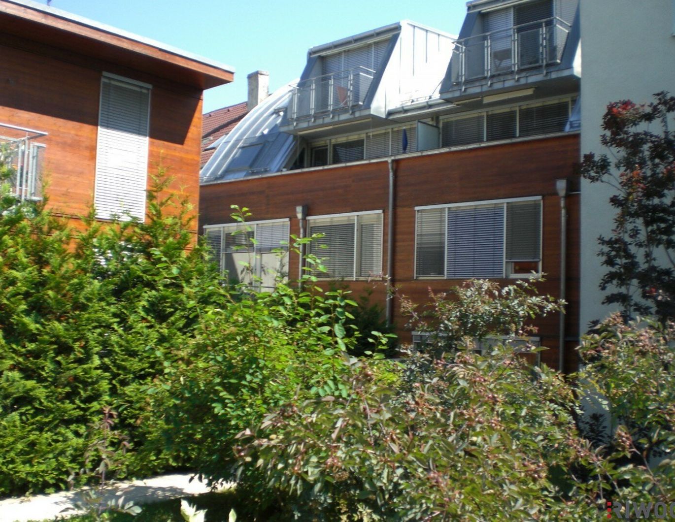 3 Zimmer-Penthouse-Wohnung mit Balkon in den grünen Innenhof gerichtet