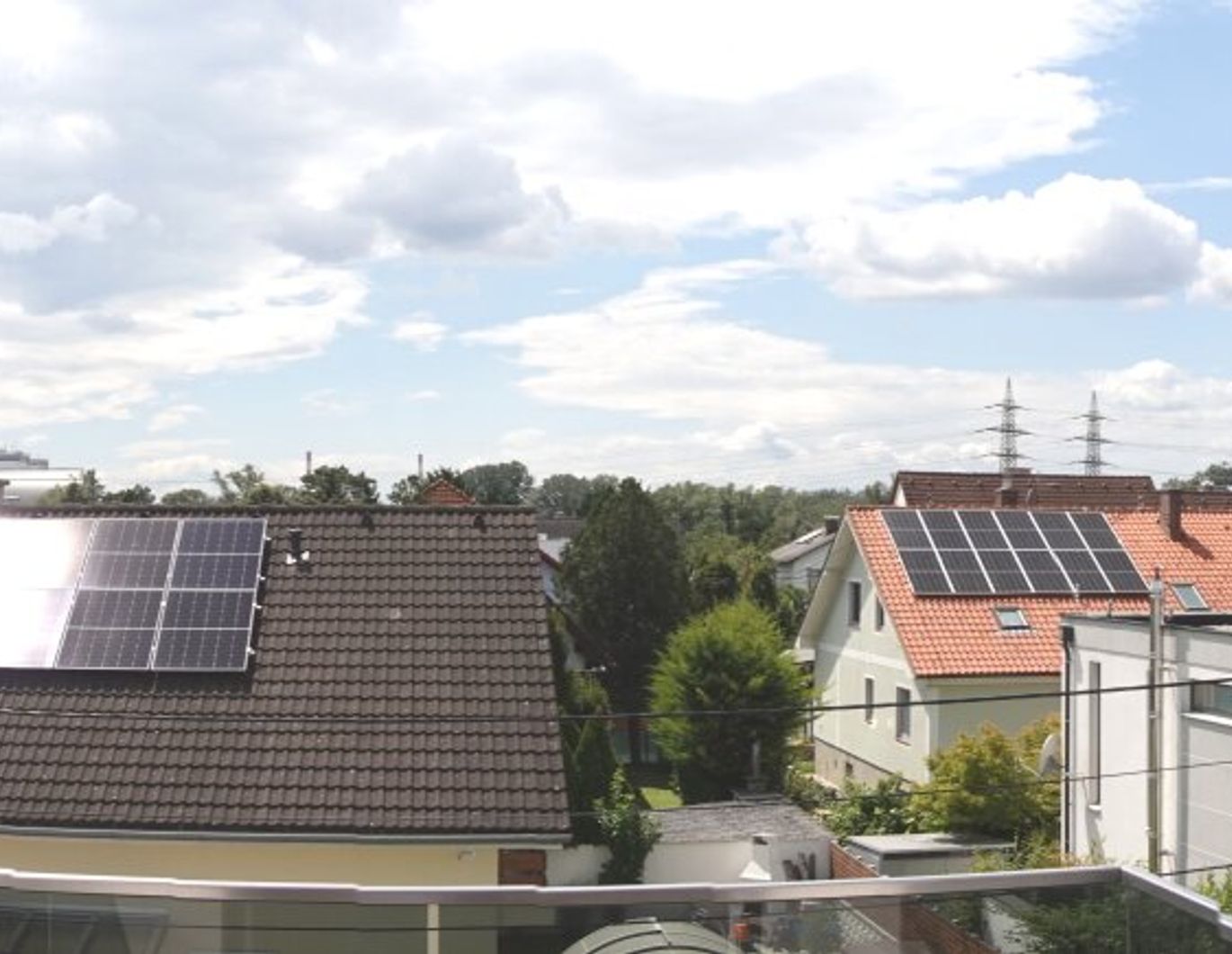 Erstbezug: Sehr schöne, helle und ruhige Doppelhaushälfte (links) mit 4 Zimmern, Eigengarten und Panoramablick-Dachterrasse!