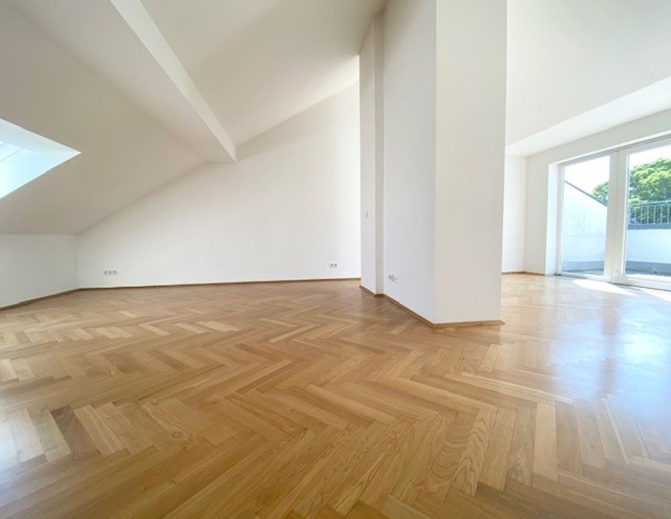 ++ NEU ++ MAISONETTE - VIER Zimmer mit TERRASSE - Altbau