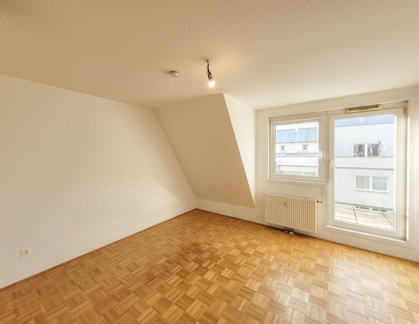 NEUER PREIS! PROVISIONSFREI VOM EIGENTÜMER! PERFEKT AUFGETEILTE 3-ZIMMER DG-WOHNUNG MIT TERRASE NÄHE TROSTSTRASSE!