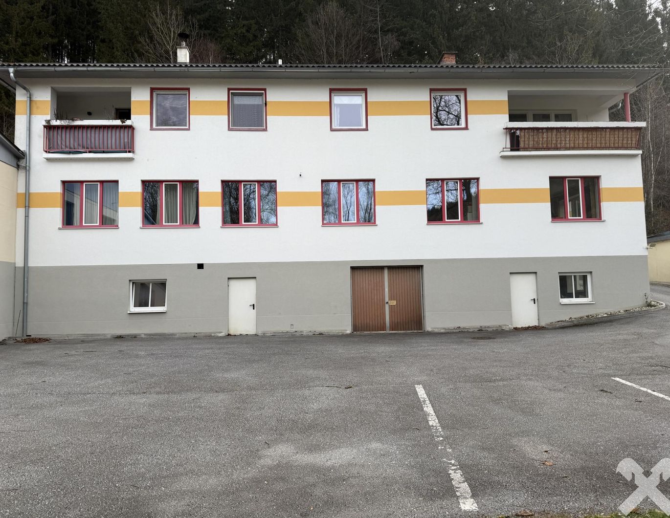 Ehemaliger Malereibetrieb mit 2 Wohnungen und großem Grundstück