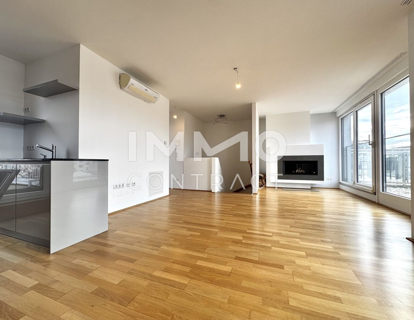 Urbaner Luxus: Maisonette mit Weitblick, Kamin und lichtdurchfluteten Räumen